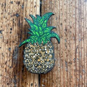 Festi drops | Artist Series | Paper Bear 022/200
Hat Pin